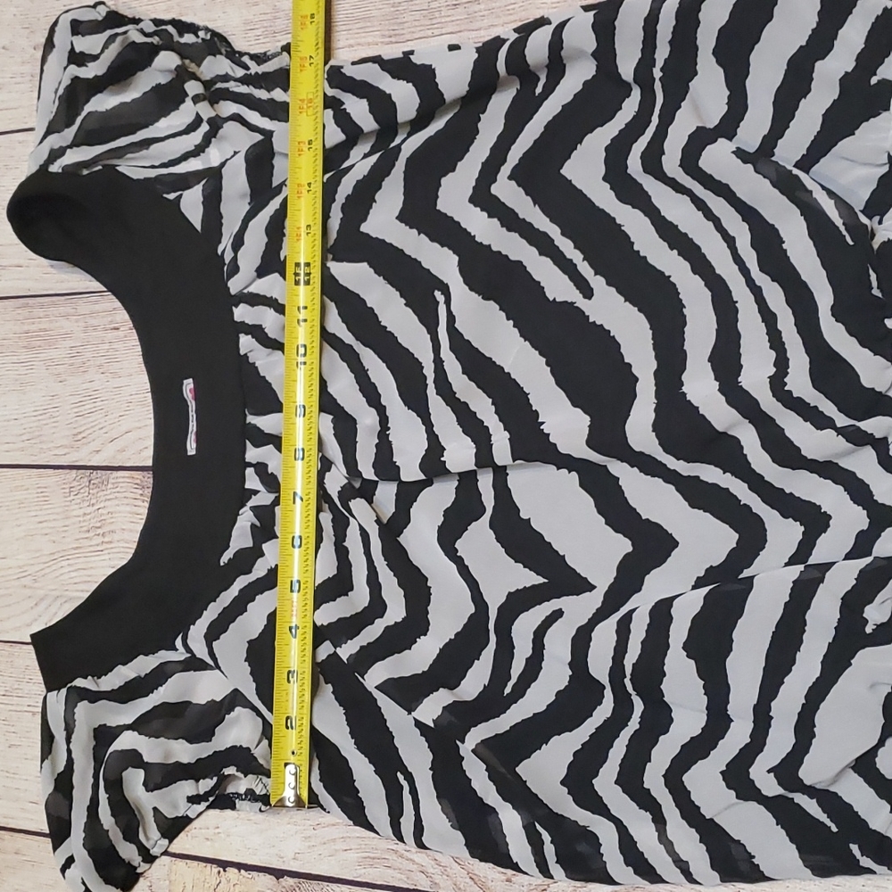 Women’s Zebra Print Three Pink Hearts Shirt 🖤 Size XL - Picture 5 of 9